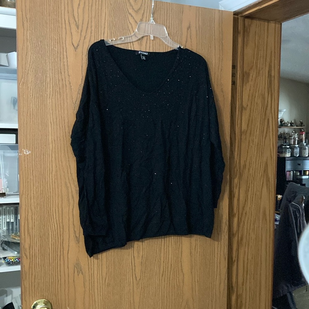 Blk Long sleeve with blk Rhinestone v neck light weight Smoke free pet friendly
